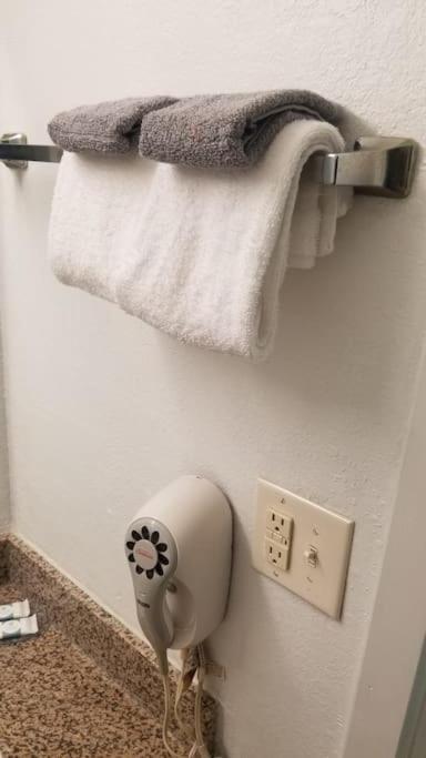 Hotel 2 Queens Hotel Room 228 Wi-Fi Booking スティルウォーター エクステリア 写真