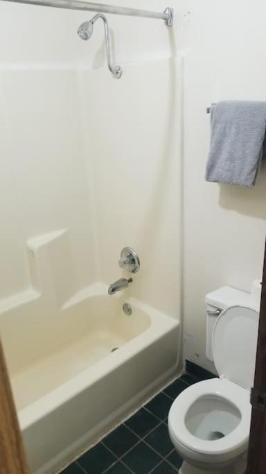 Hotel 2 Queens Hotel Room 228 Wi-Fi Booking スティルウォーター エクステリア 写真